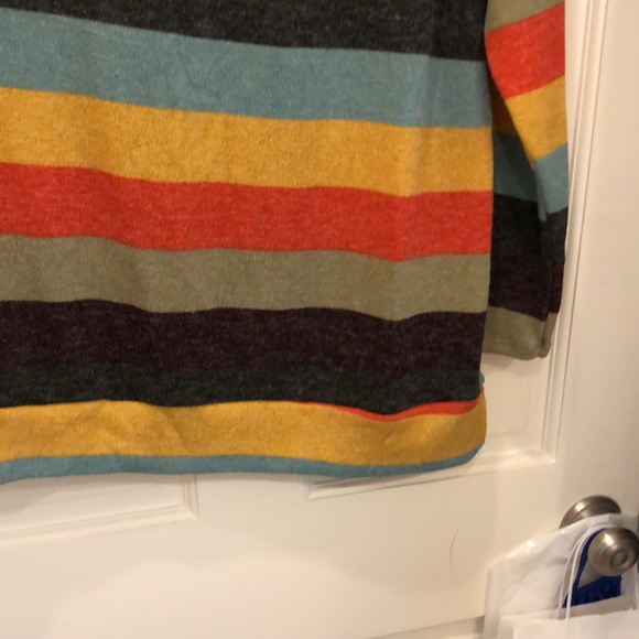 Ladies sweater. Light weight, perfect for Fall - Picture 4 of 4